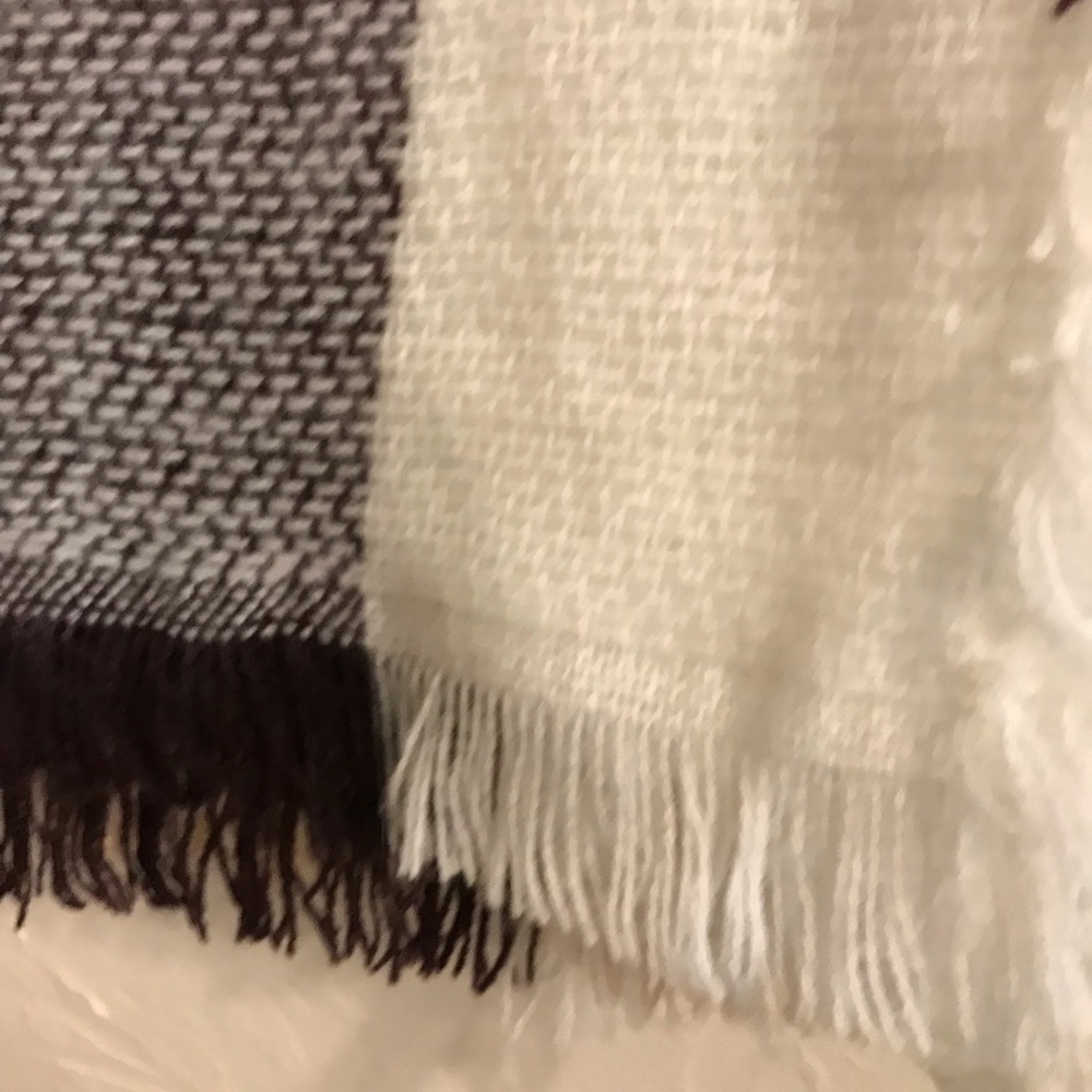 55”X55” Throw or Shawl Light-weight Great Condition Used - Picture 3 of 4